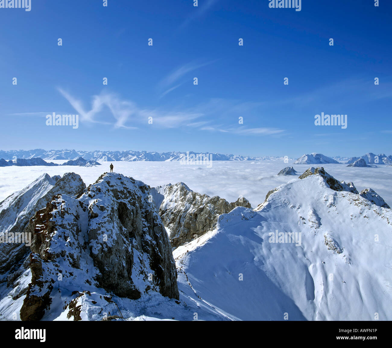 Vista panoramica della western picchi di Karwendel gamma in un mare di nebbia, Mittenwald, Alta Baviera, Baviera, Germania, Europa Foto Stock