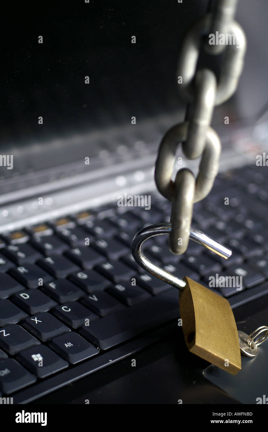 Lucchetto portatile IT Information technology sistemi obsoleti inopportuno fissare assicurare assicurazione mantenere sicuro bloccaggio stow Foto Stock