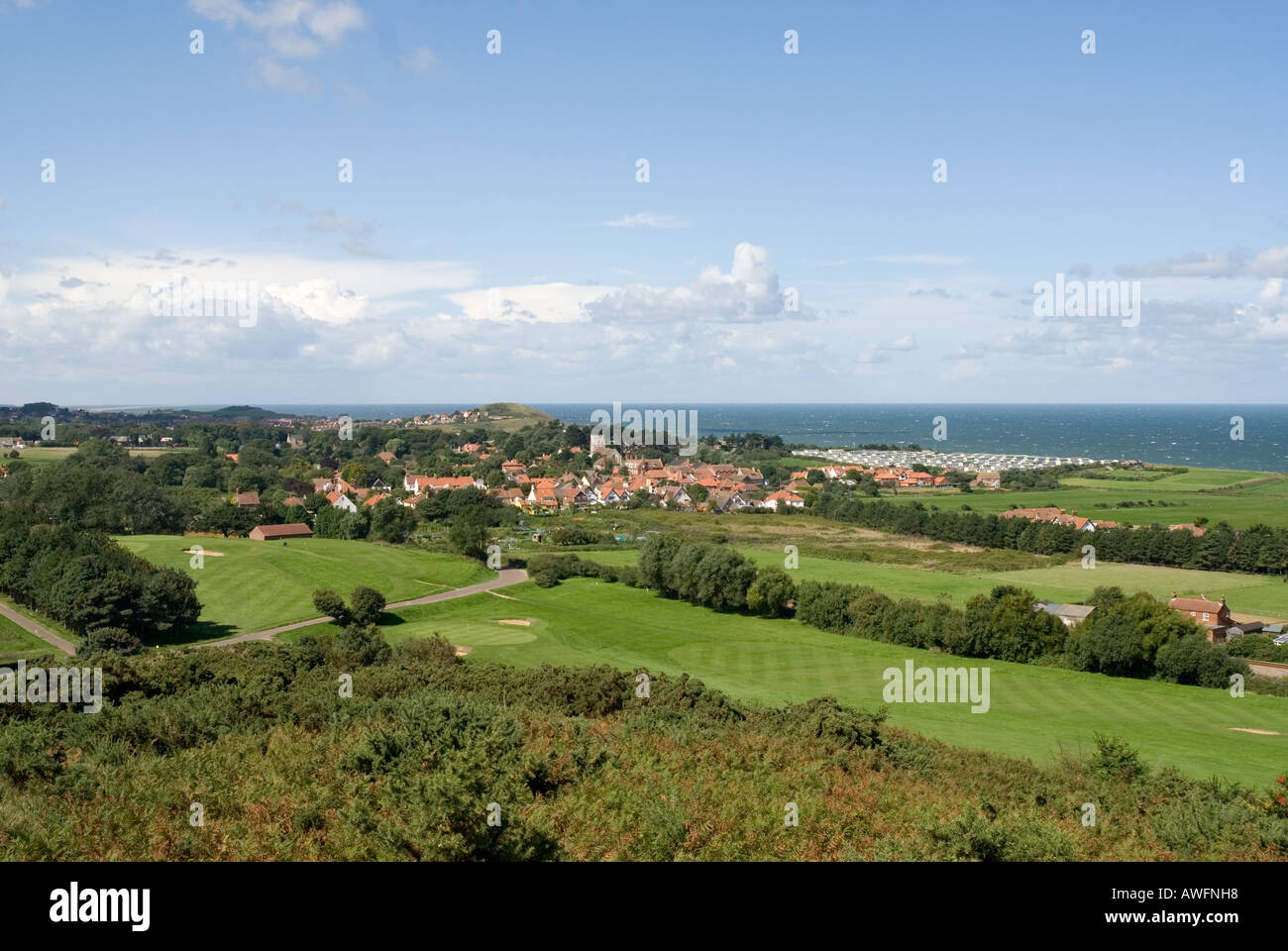 Vista in direzione di Sheringham da Incleborough Hill in Norfolk Englands sulla costa est Foto Stock