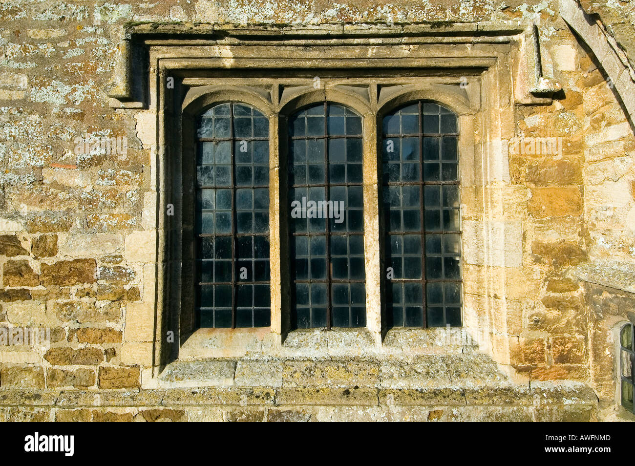 Vetrata triplo vetro piombato su una vecchia chiesa Foto Stock
