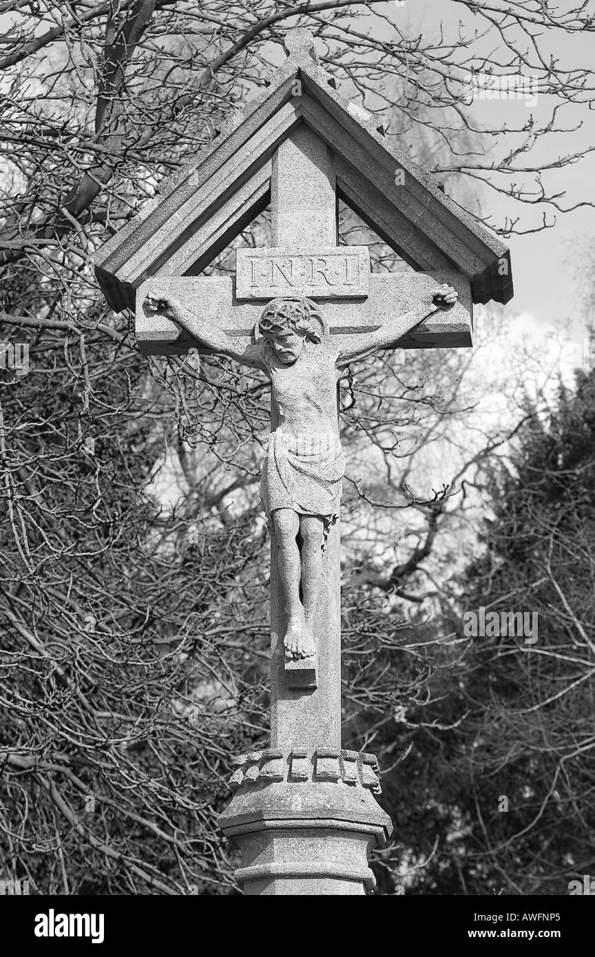 Croce commemorativa che mostra la crocifissione in bianco e nero Foto Stock
