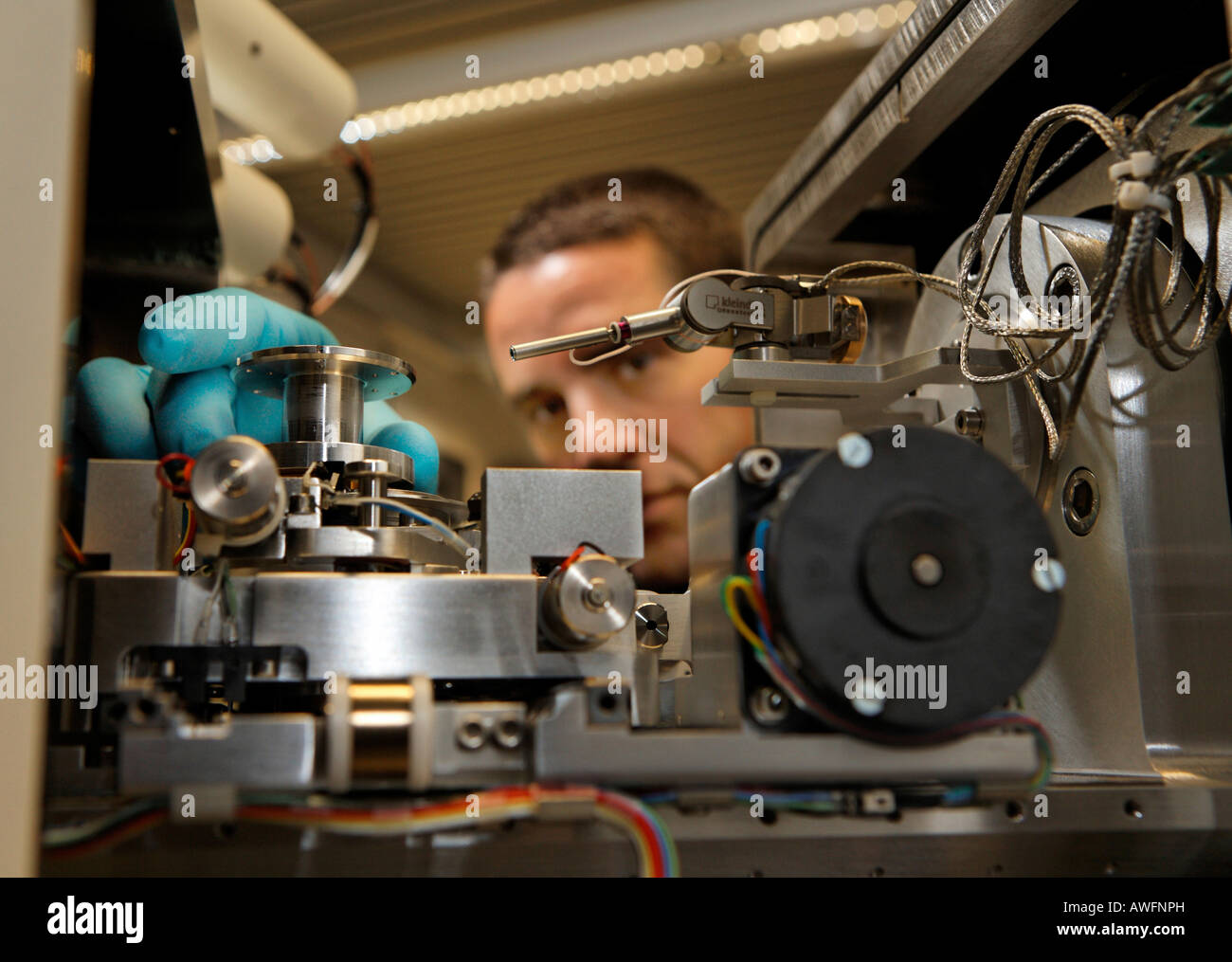 Scienziato al microscopio elettronico Croce IB Bi, nanostruttura servizio laboratorio, Università di Karlsruhe, Baden-Wuerttemberg, G Foto Stock Scienziato al microscopio elettronico Croce IB Bi, nanostruttura servizio laboratorio, Università di Karlsruhe, Baden-Wuerttemberg, G Foto Stock