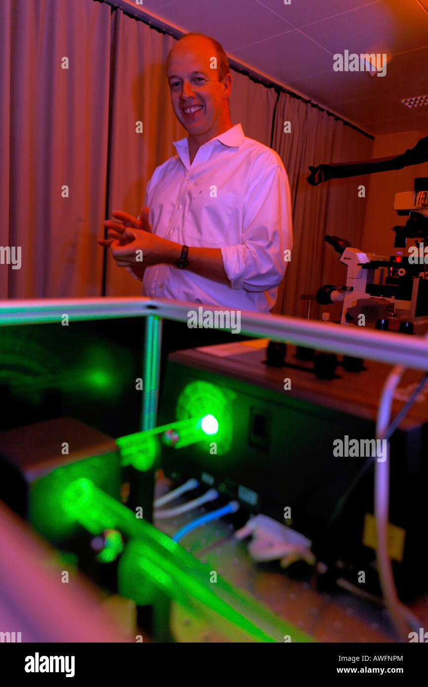 Il prof. Uli Lemmer, Light Technology Institute, nel laboratorio laser, Università di Karlsruhe, Baden-Wuerttemberg, Germania Foto Stock