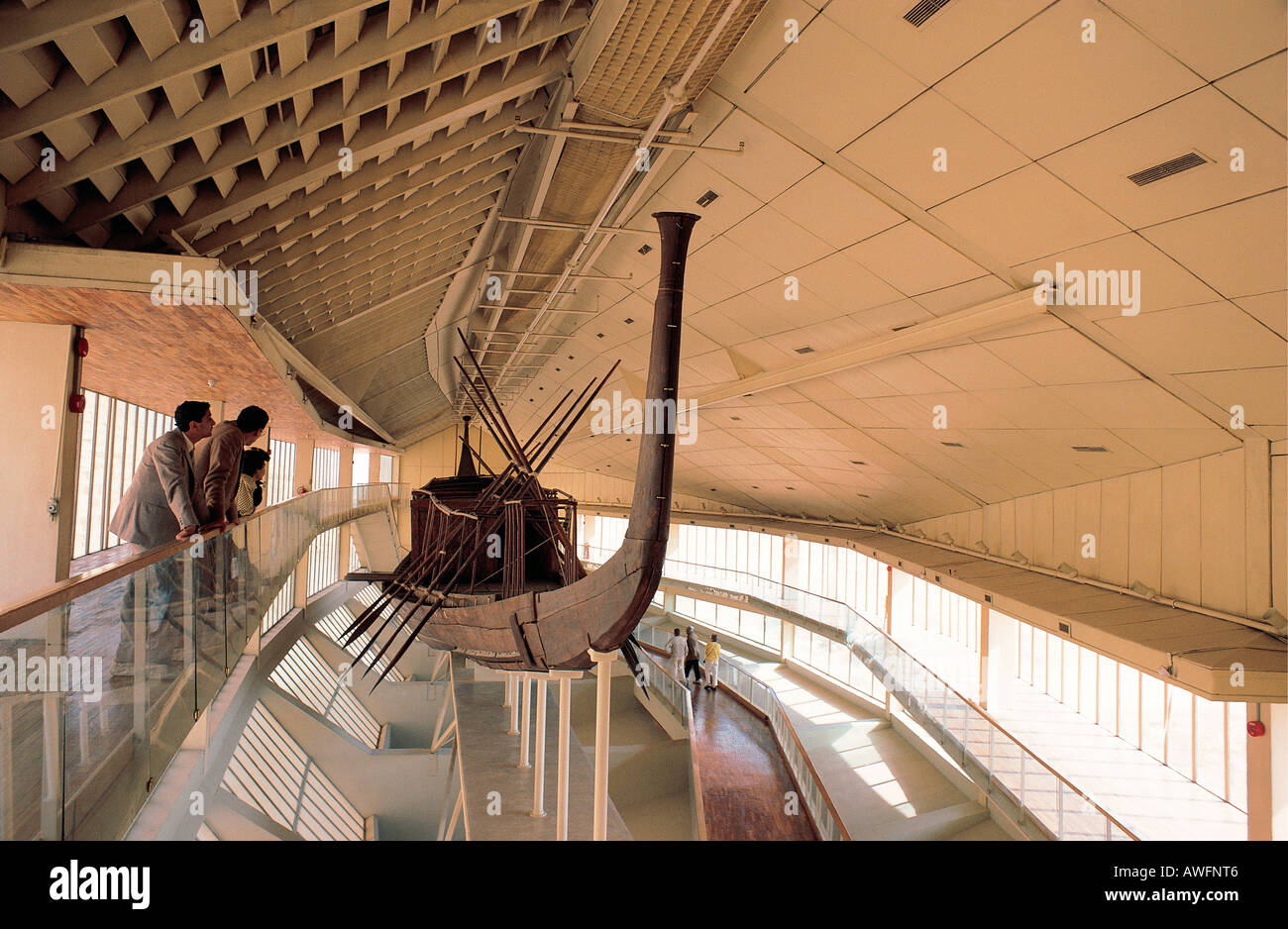 Cheope barca solare all'interno aria condizionata museum vicino a La Grande Piramide di Giza Egitto Cairo Foto Stock