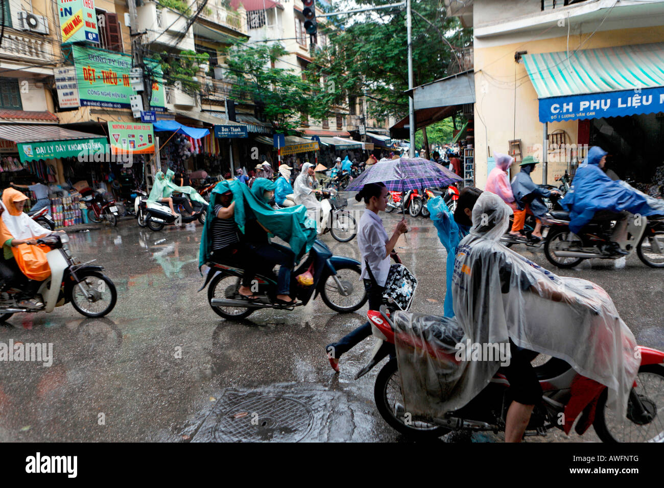 La vecchia parte della città durante la pioggia, Hanoi, Vietnam Asia Foto Stock