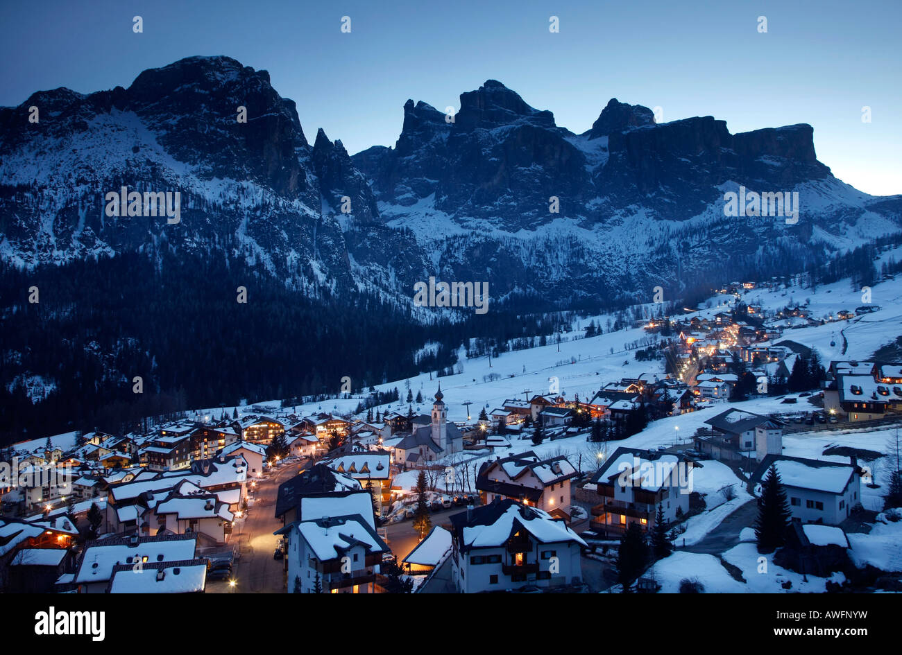 Paese di Colfosco in una notte d'inverno la neve ,Dolomiti , Italia. Foto Stock