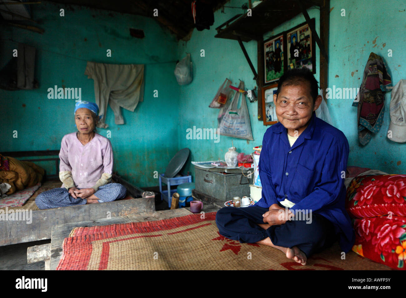 Quack Thi Thih, 71, e suo marito, Quack Van Thui, 81 nella loro casa quasi completamente distrutto da un'inondazione, Lien, Hoa Hoa Bin Foto Stock