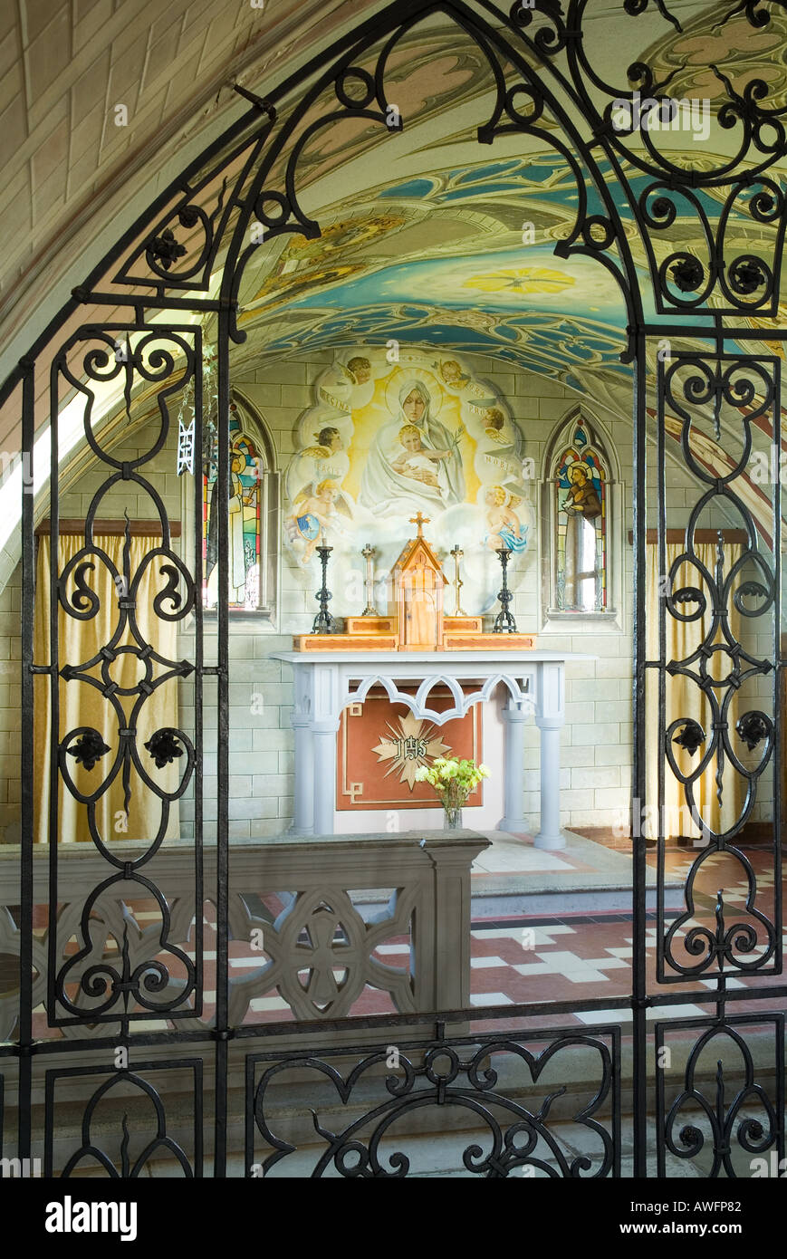 dh ITALIAN CHAPEL ORKNEY Nissen capanna chiesa scozia altare decorazione attrazione visitatore Lambholm mondo II pittura arte prigionieri guerra isole Foto Stock