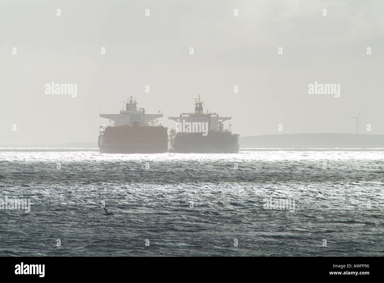 dh Shipping SCAPA FLOW ORKNEY petroliere carburante trasferimento cisterna due navi trasporto scozia navi Foto Stock