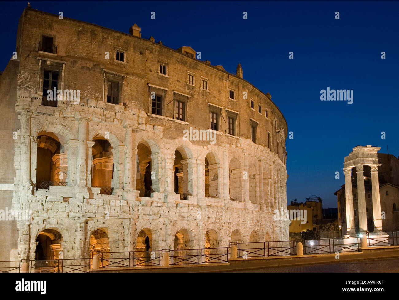 Il Teatro di Marcello e colonne da Apollo Sosiano Tempio della Roma Italia Foto Stock