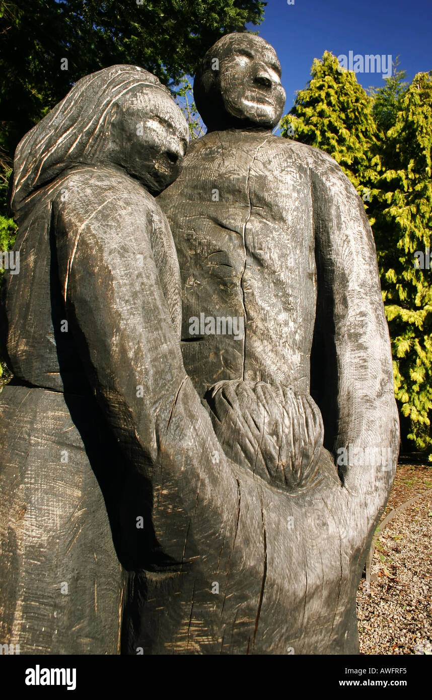 Intaglio del legno di unità familiare, Tannaghmore giardini, Craigavon, County Down, Irlanda del Nord Foto Stock