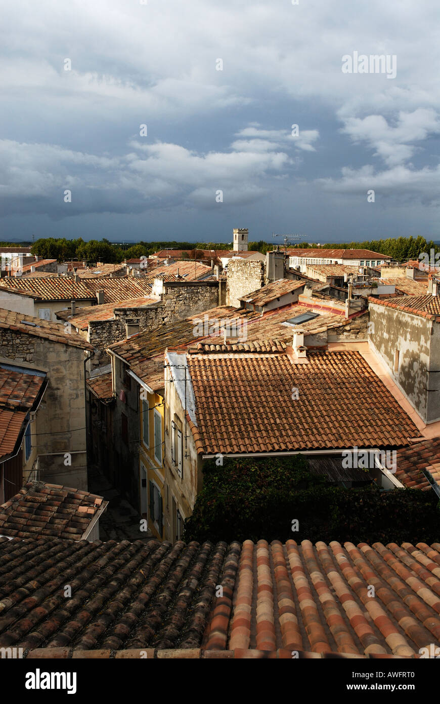 Che si affaccia sui tetti rossi in Arles, Provenza, Francia Foto Stock
