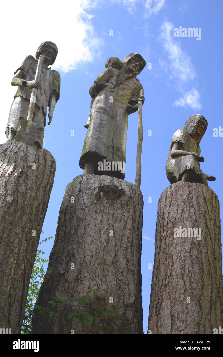 Sculture in legno in giardini Tannaghmore raffigurante la patata irlandese carestia degli anni quaranta, Craigavon, County Down, Irlanda del Nord Foto Stock