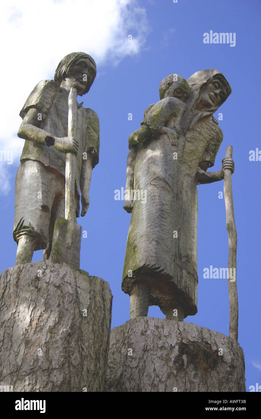 Sculture in legno in giardini Tannaghmore raffigurante la patata irlandese carestia degli anni quaranta, Craigavon, County Down, Irlanda del Nord Foto Stock