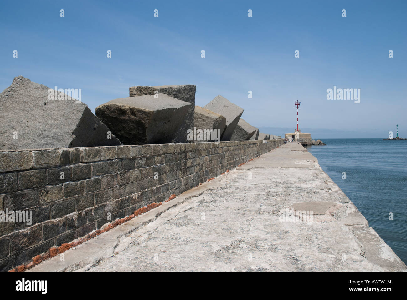 Colpo in prospettiva del molo a Montevideo, con piccolo faro nella sua estremità Foto Stock