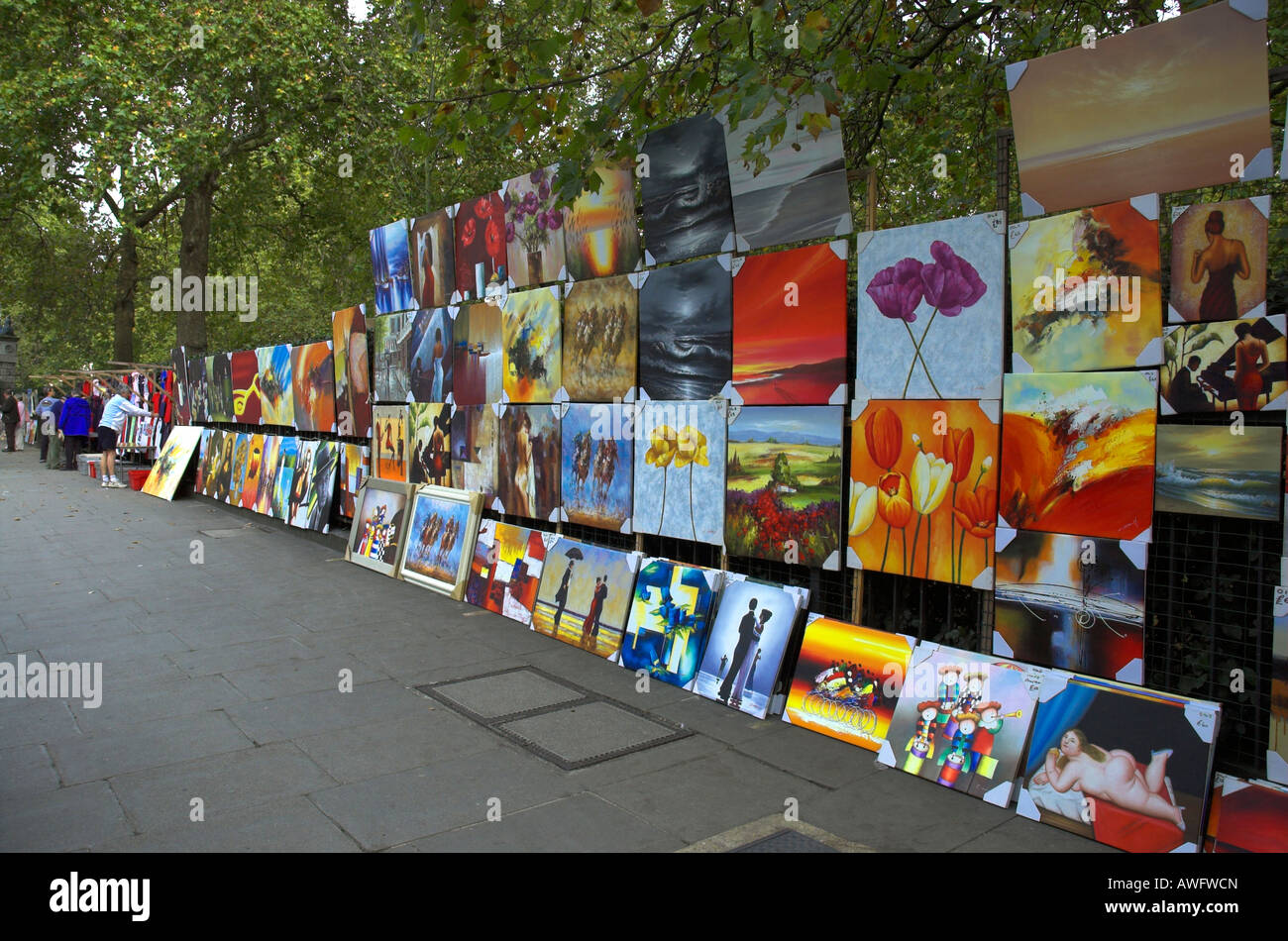 La recinzione di St James Park coperto in dipinti in vendita in Piccadilly Foto Stock