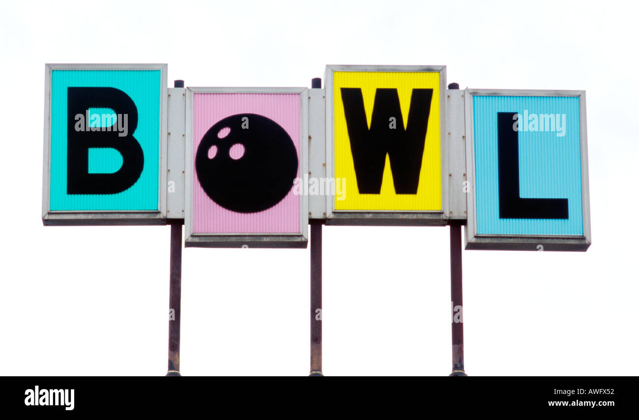Insegna vintage "Bowl" in una pista da bowling a Rutland, Vermont, un classico simbolo di una piccola città che mette in mostra l'americana retrò e l'intrattenimento locale. Foto Stock