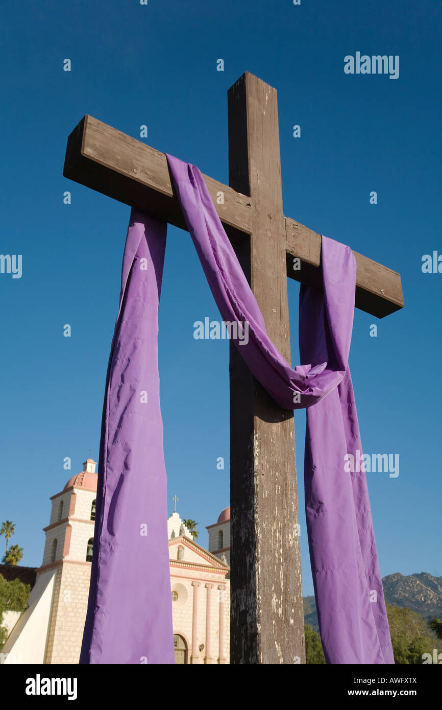 Cross with purple cloth immagini e fotografie stock ad alta risoluzione -  Alamy
