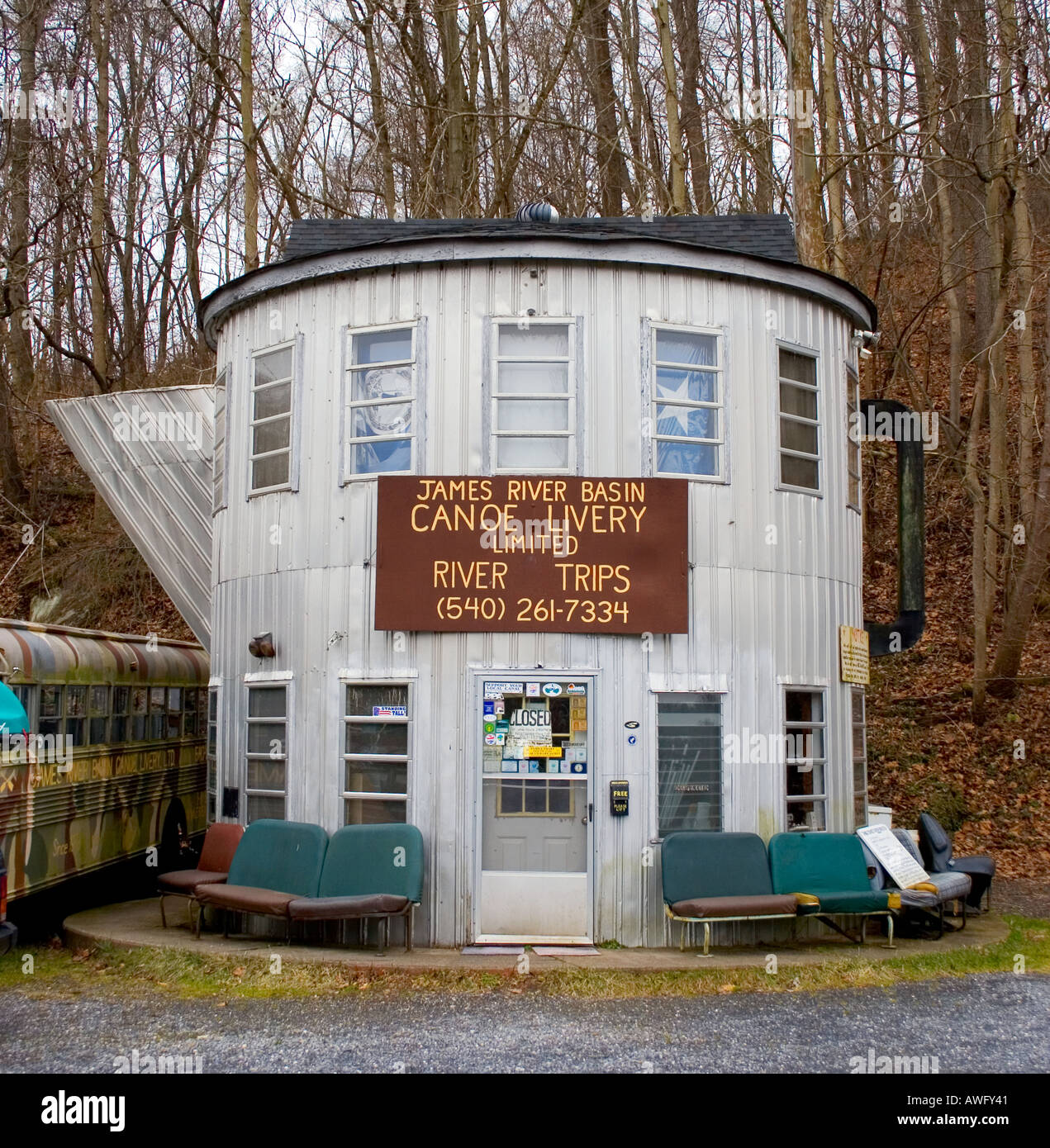 Edificio a forma di caffettiera vicino a Lexington, Virginia, offre escursioni in canoa sul fiume, mescolando architettura stravagante con fascino avventuroso all'aria aperta. Foto Stock