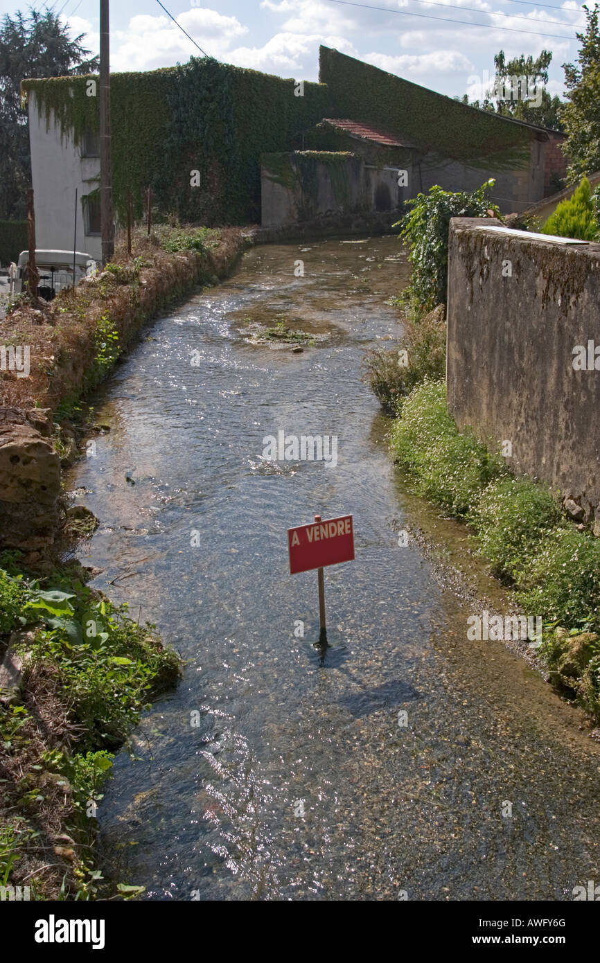 " Per la vendita " segno in un piccolo fiume francese. Acqua può rivelarsi troppo scarse e troppo prezioso per essere gestiti da imprese private. Foto Stock