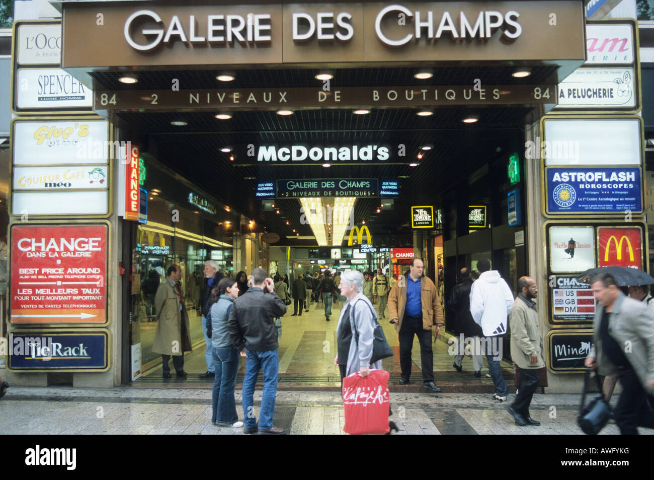 Negozi lungo gli Champs Elysees Parigi Francia Foto Stock