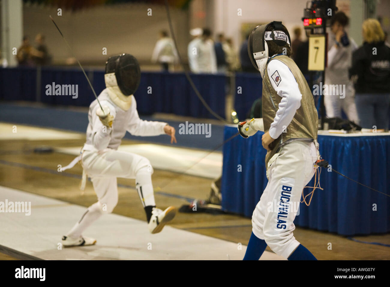 Sport di competizione di scherma bout maschio concorrenti di lamina su nastro durante il match uomo allungandoti verso l avversario Foto Stock