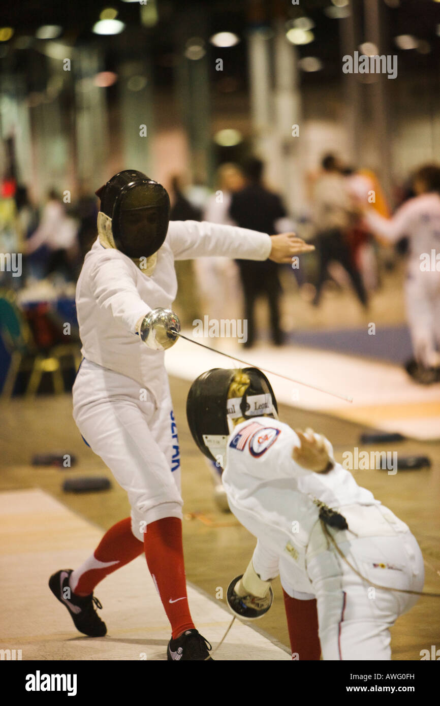 Sport di competizione di scherma epee arma donne in bout su striscia allungandoti verso l avversario Foto Stock