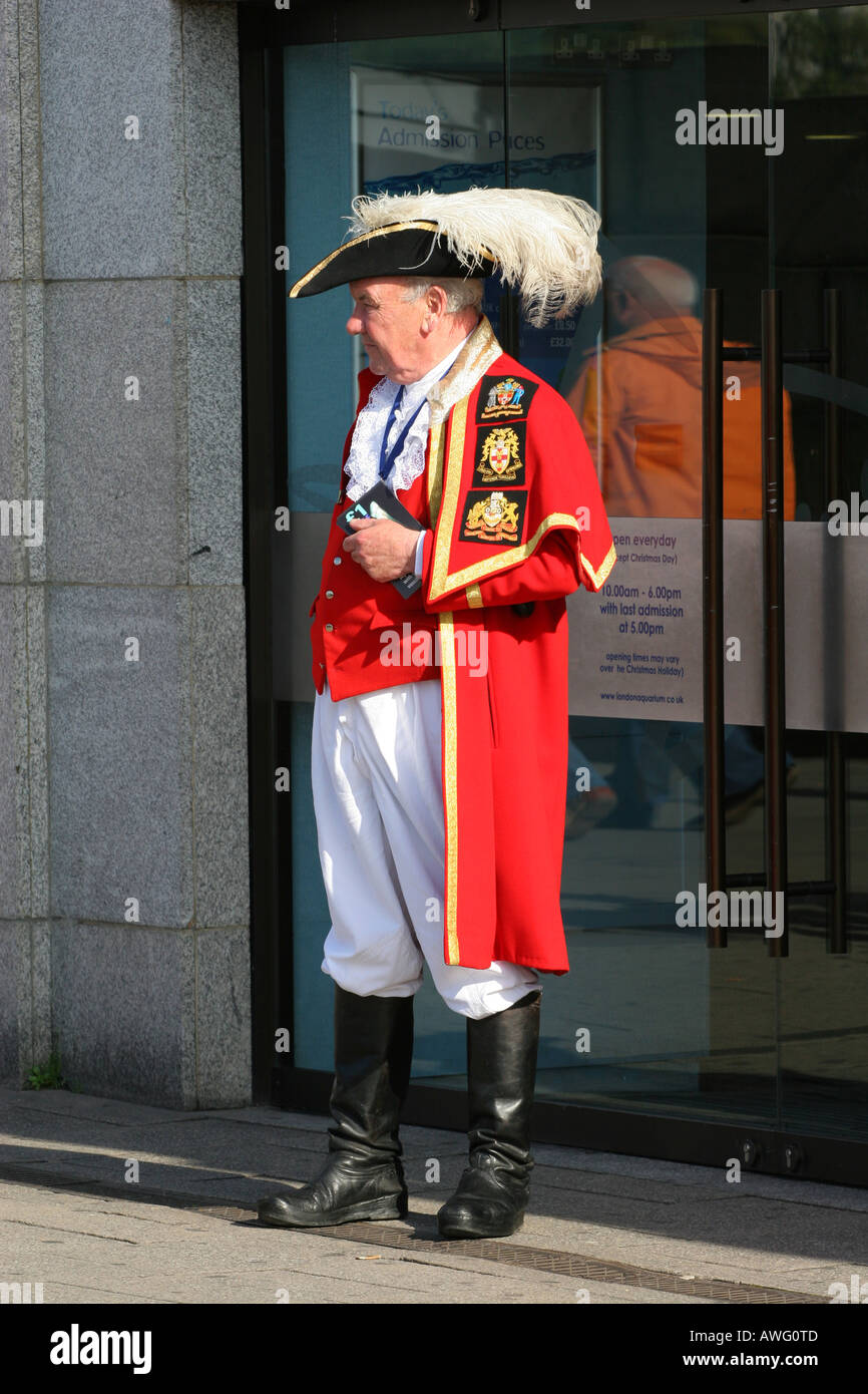 Il London Aquarium dipendente vestito in città tradizionale abbigliamento Cryer saluta il passaggio turistico con foglietti informativi London REGNO UNITO Foto Stock