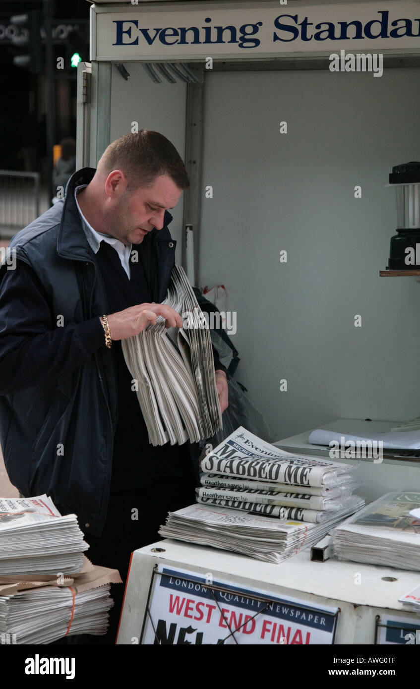 Fornitore di Evening Standard nel centro di Londra Foto Stock