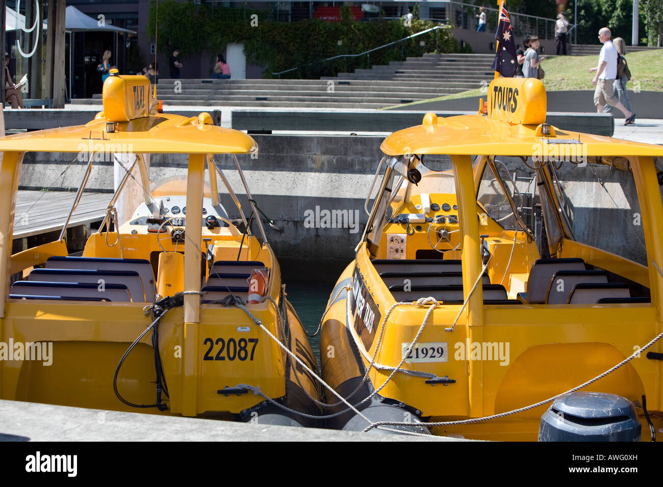 Yellow taxi barche ormeggiate nel porto Darling, Sydney, Australia Foto Stock