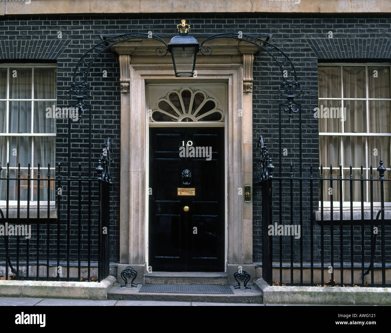 Britains più famosa porta anteriore 10 Downing St Foto Stock