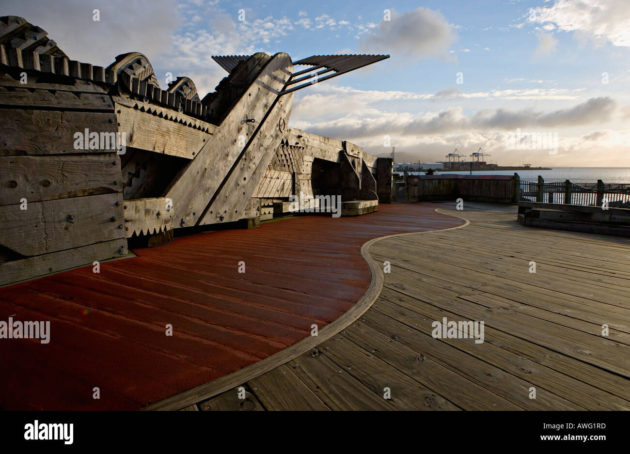 Scultura in legno sul ponte che collega la zona del porto di Piazza Civica, Wellington, Nuova Zelanda Foto Stock