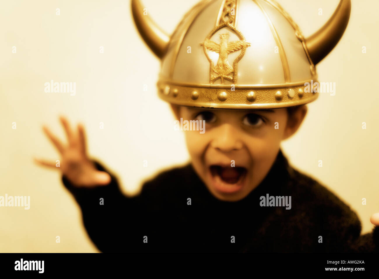 Ragazzo con plastica casco Viking Foto Stock