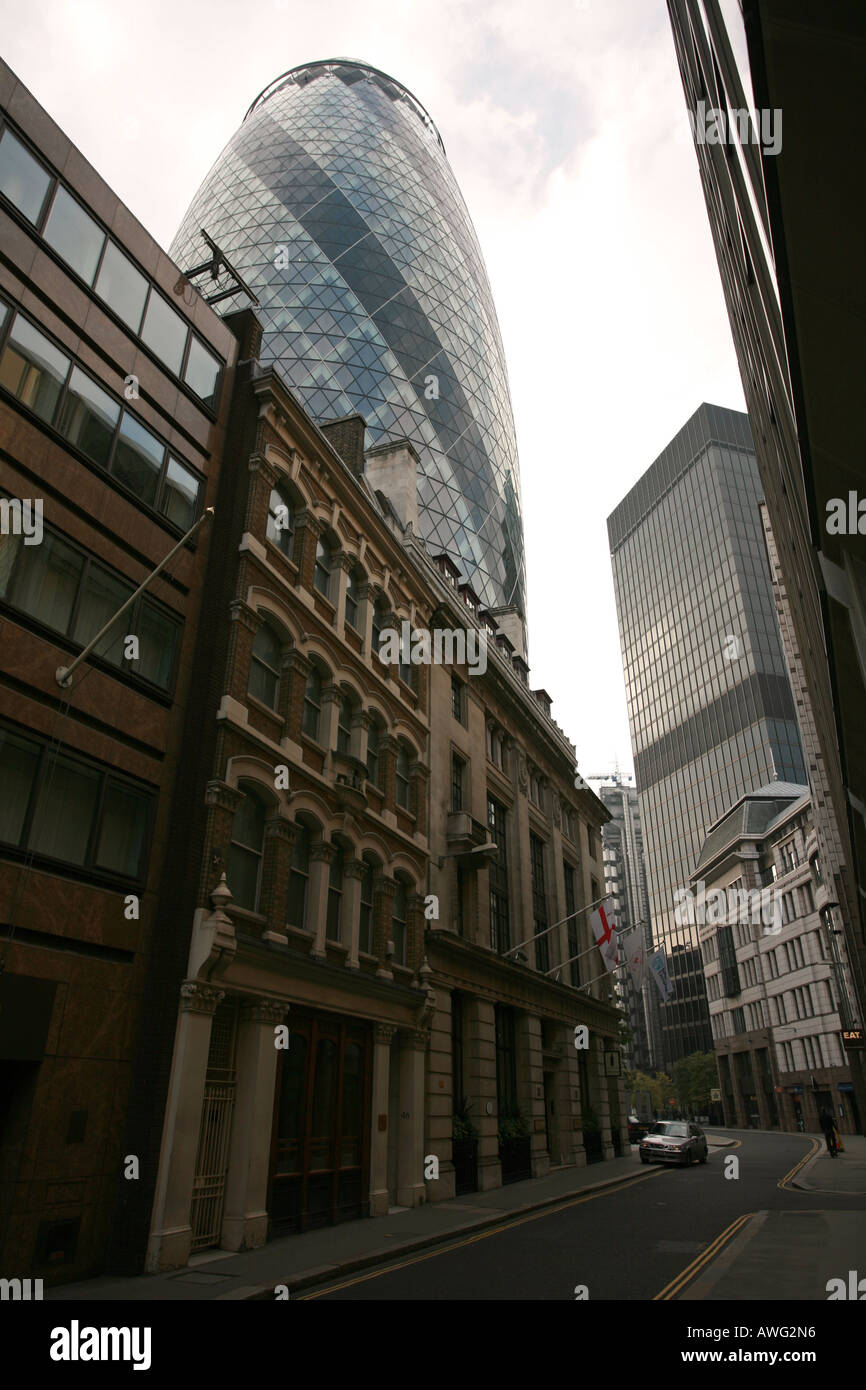 Famosa attrazione turistica di riferimento la Swiss Re Building Gherkin Gerkin City of London area finanziaria Inghilterra UK Gran Bretagna Europa Foto Stock