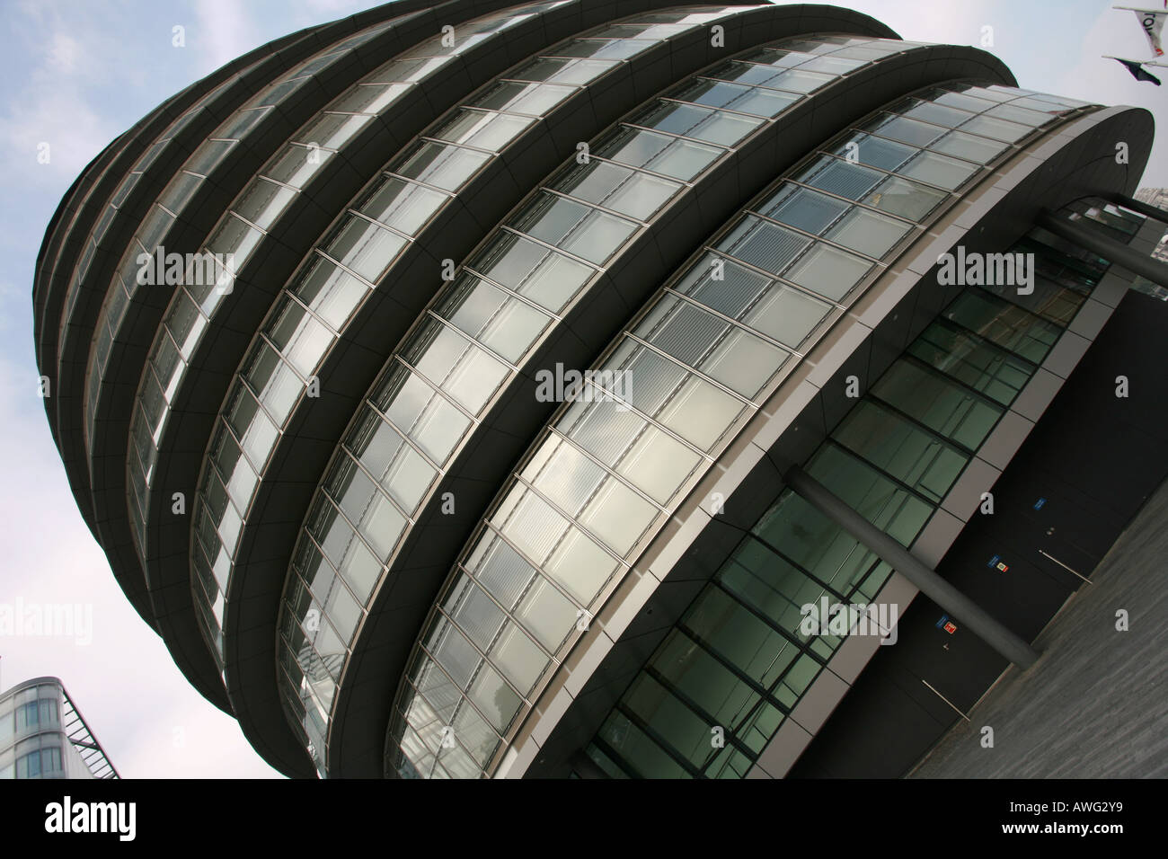 Angolazione inusuale turistici famosi il Landmark London Assembly costruzione municipio sul fiume Tamigi south bank Inghilterra UK Europa Foto Stock