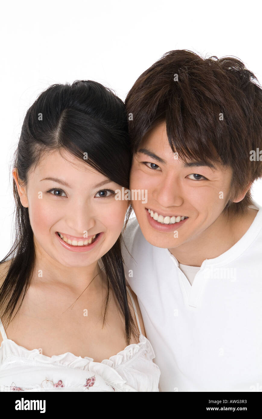 Coppia giovane guardando la fotocamera Foto Stock