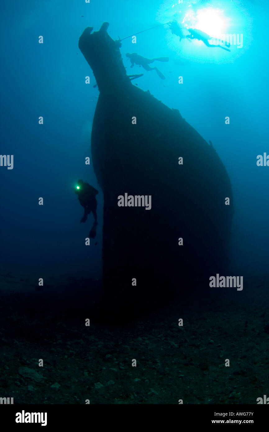 I subacquei convergono sul relitto del Mahi off Oahu west shore, Hawaii. Foto Stock