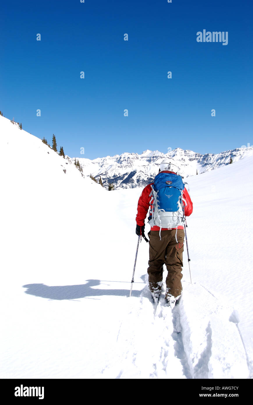 Un uomo sci backcountry in San Juan Mountains alto sopra di Telluride Colorado Foto Stock