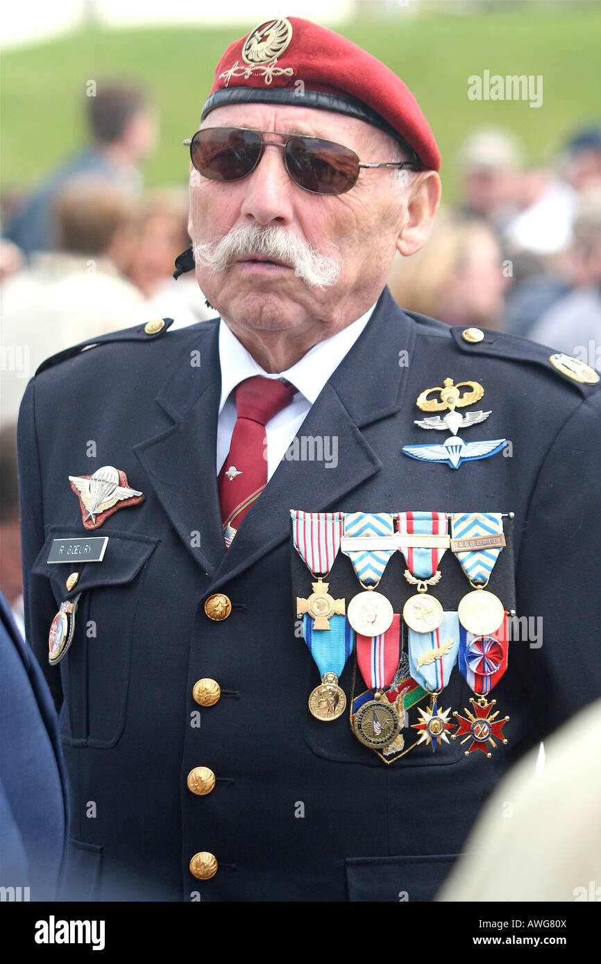 Il francese D-Day Airborne veterano paga i suoi rispetti al sessantesimo anniversario service Utah Beach Normandia d-giorno anniversario Foto Stock