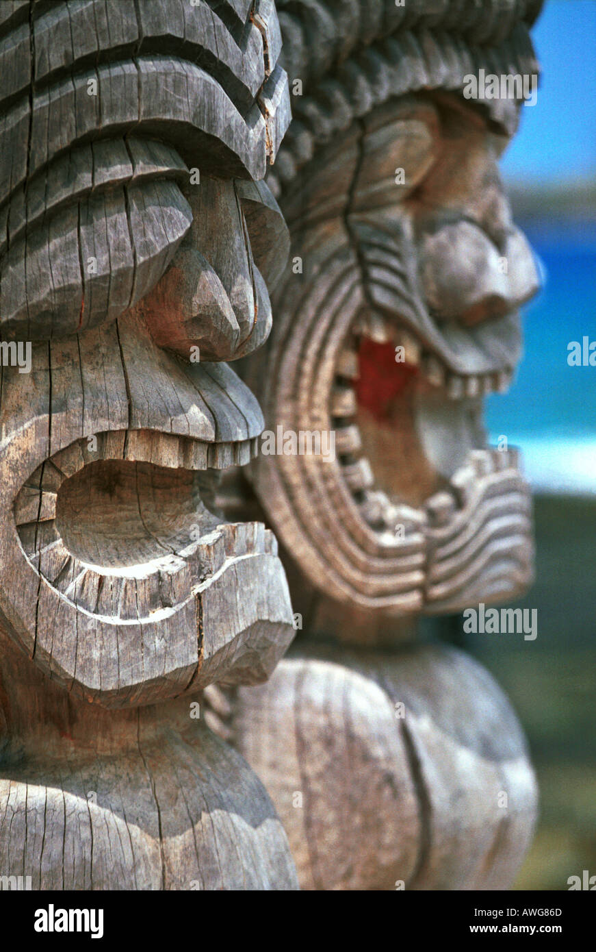 Tiki statue in Pu uhonua o Honaunau National Historical Park è grande Foto Stock