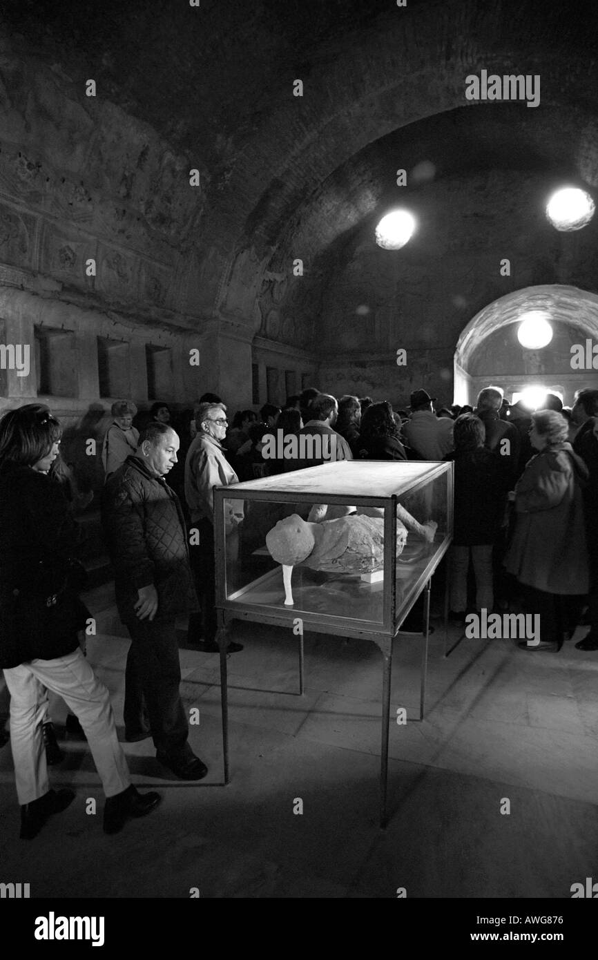 Un calco in gesso di un cittadino pompeiano su display sito Pompei Italia Foto Stock
