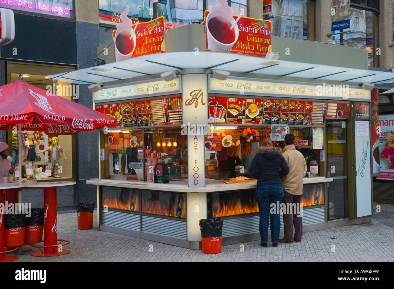 Il fast food chiosco lungo Piazza Venceslao a Praga Repubblica Ceca Foto Stock