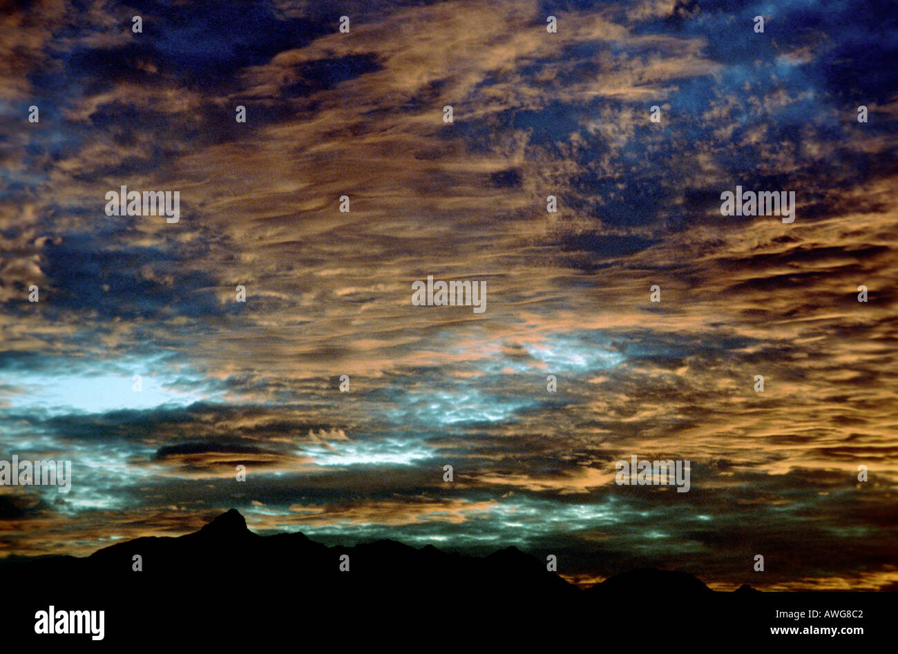 Europa Germania Baviera drammatico il cielo al tramonto nelle Alpi Bavaresi Foto Stock