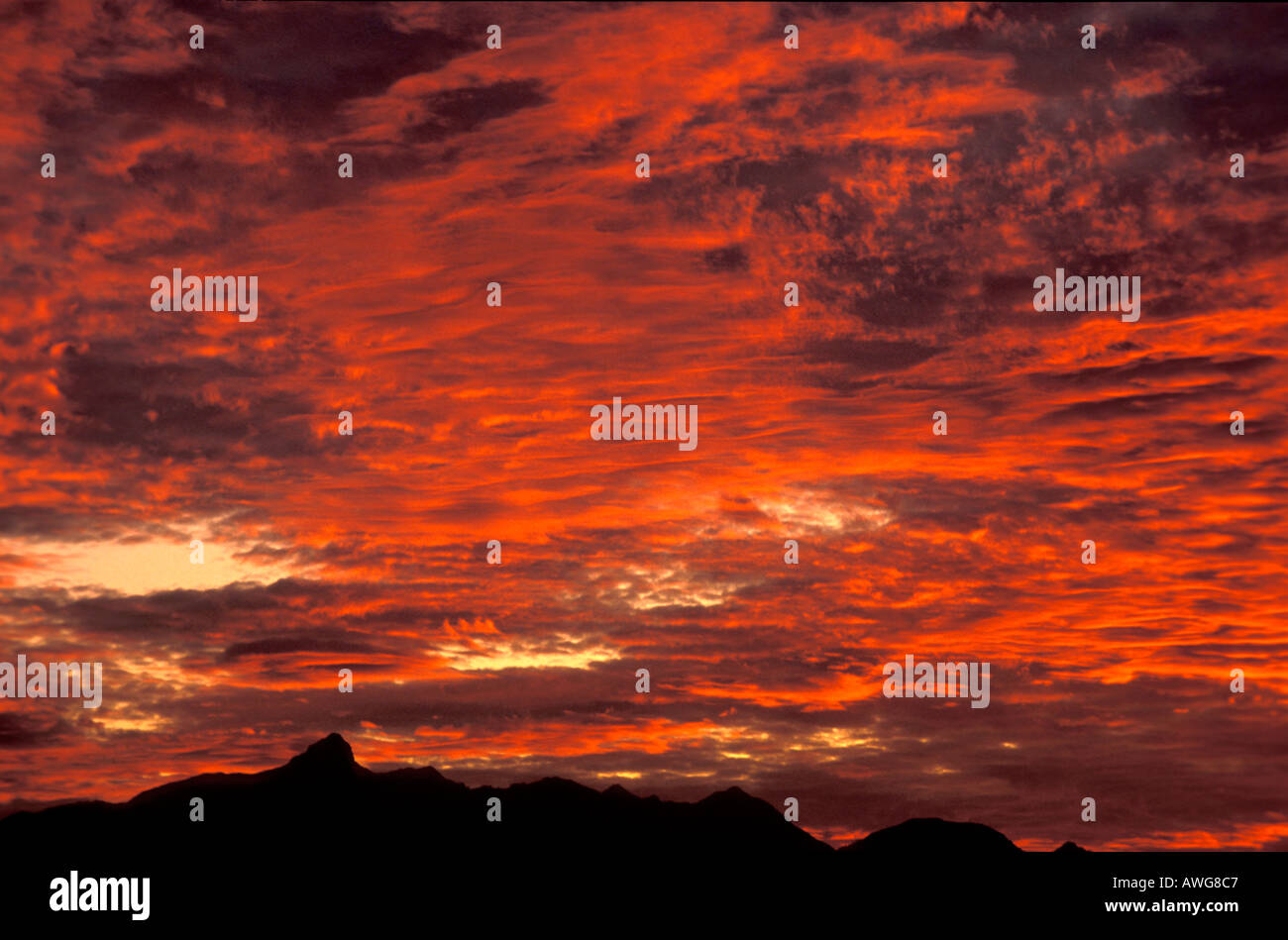 Europa Germania Baviera cielo rosso al tramonto nelle Alpi Bavaresi Foto Stock