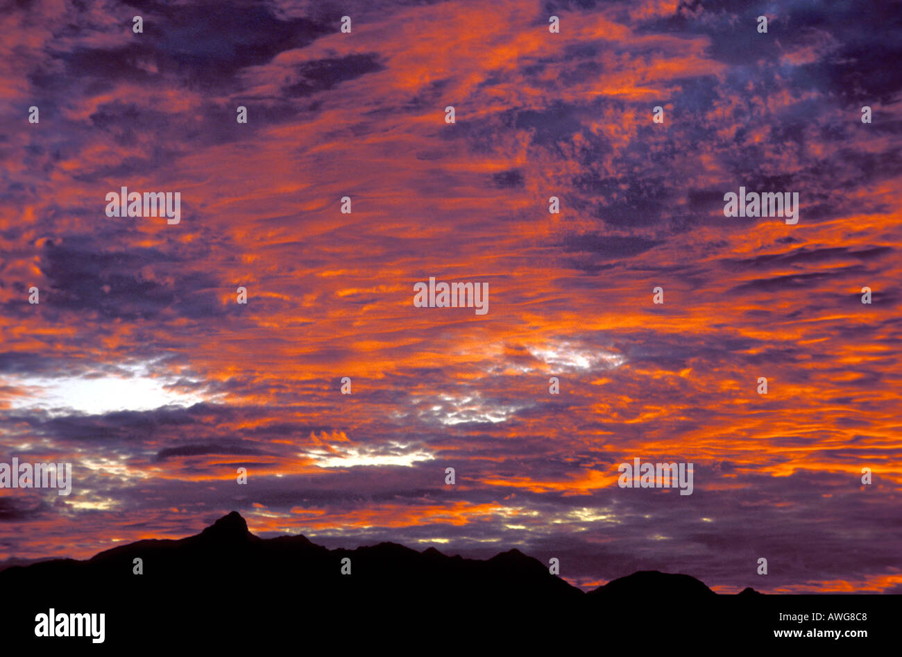 Europa Germania Baviera cielo rosso al tramonto nelle Alpi Bavaresi Foto Stock