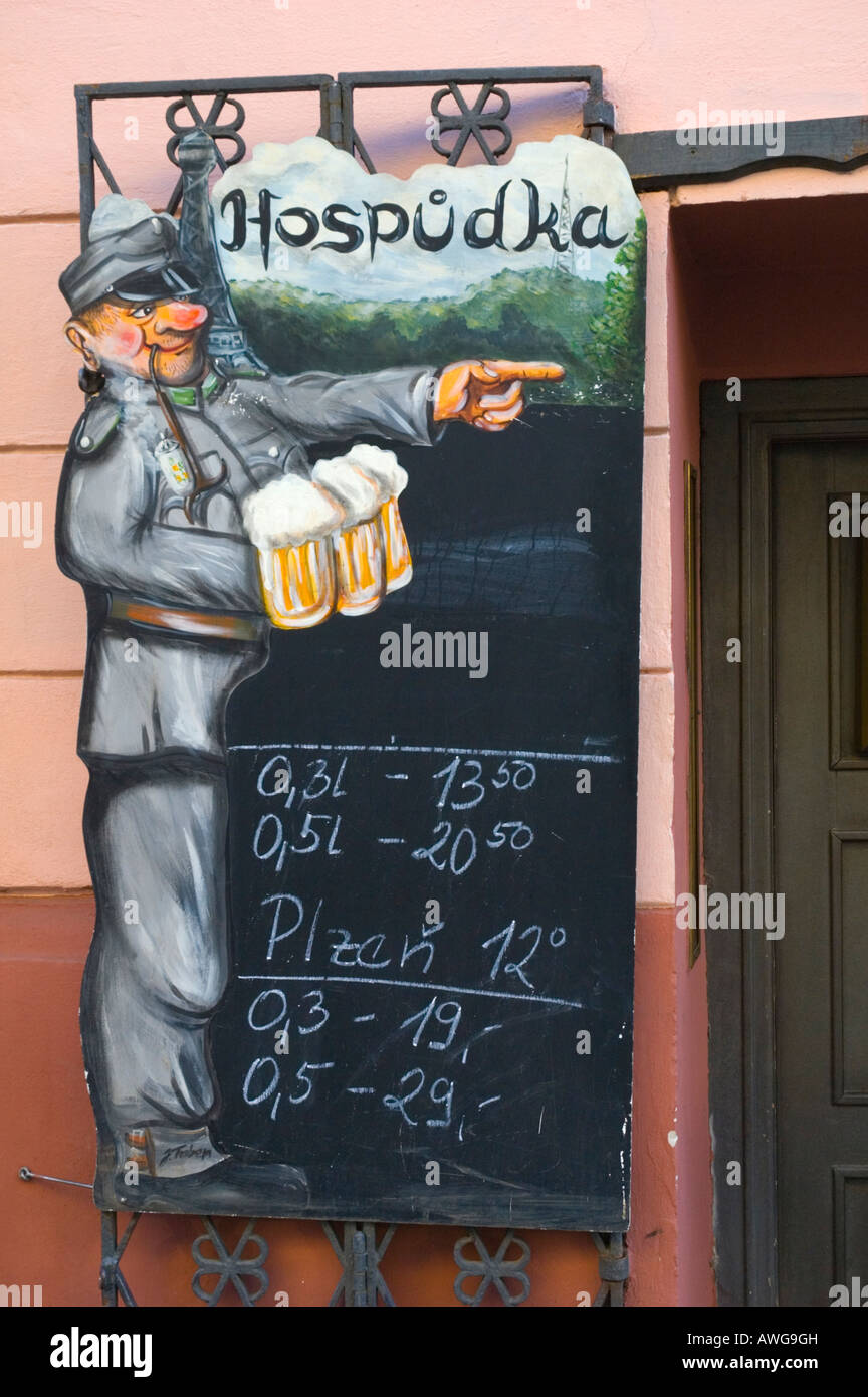 Al di fuori di un tradizionale pub di Praga in Mala Strana district Foto Stock