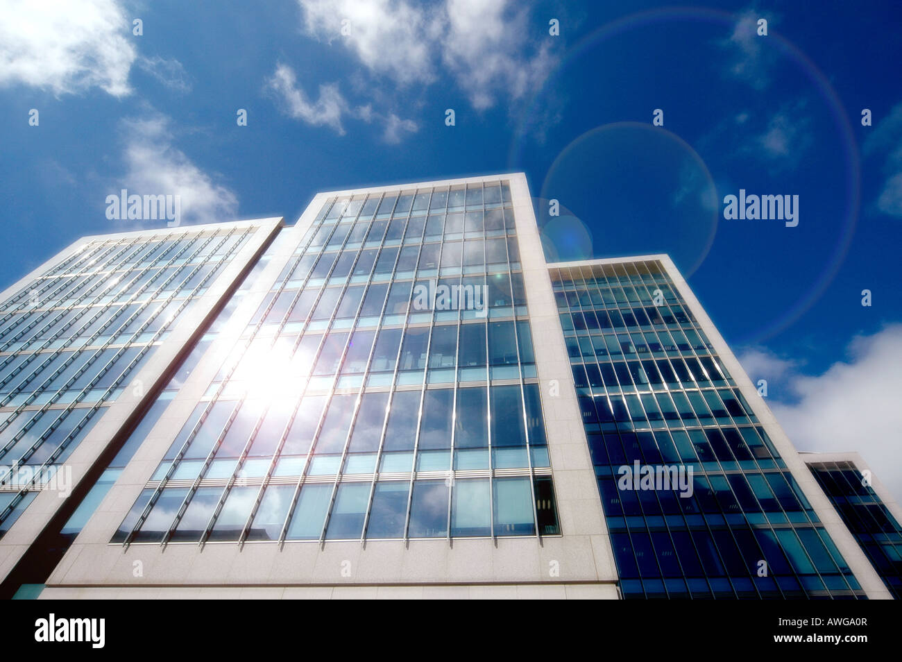 Sun riflettendo in Windows del grattacielo a Londra, cielo blu Foto Stock