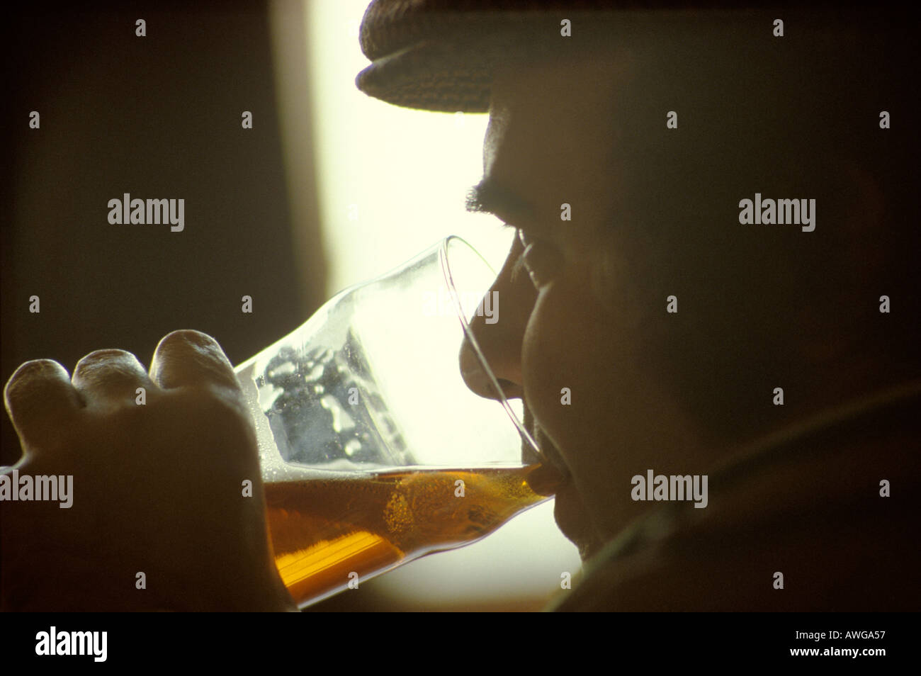 uomo della classe operaia più anziana degli anni '1980 che beve un drink all'ora di pranzo, bevendo una pinta di birra nel pub locale. Scunthorpe, Lincolnshire 1981 UK HOMER SYKES Foto Stock
