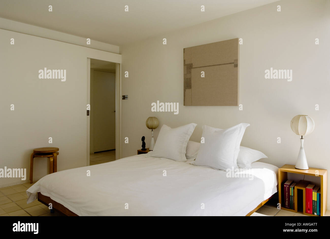 Camera da letto semplice in bianco Foto Stock