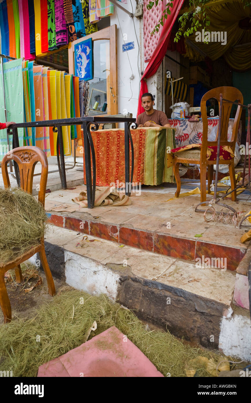Tappezziere egiziano e arredamento negozio di riparazione Foto Stock